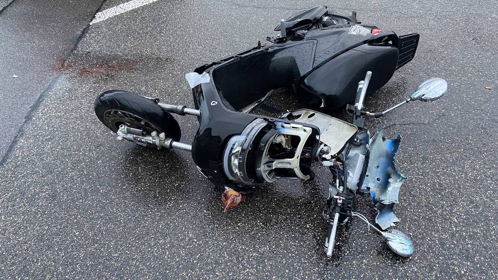 Gleich zwei Rollerfahrer nach Unfällen im Aargau verletzt 
