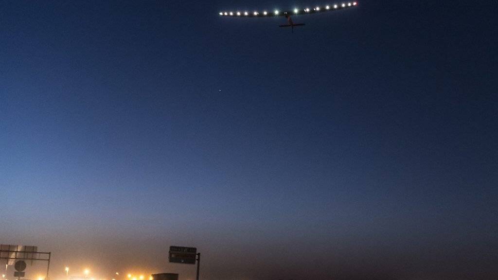 Der Solarflieger «Solar Impulse 2», hier beim Abheben in Sevilla, befindet sich auf seiner letzten Etappe zwischen Kairo und Abu Dhabi. Dort begann vor einem Jahr die Weltumrundung. (Archivbild)