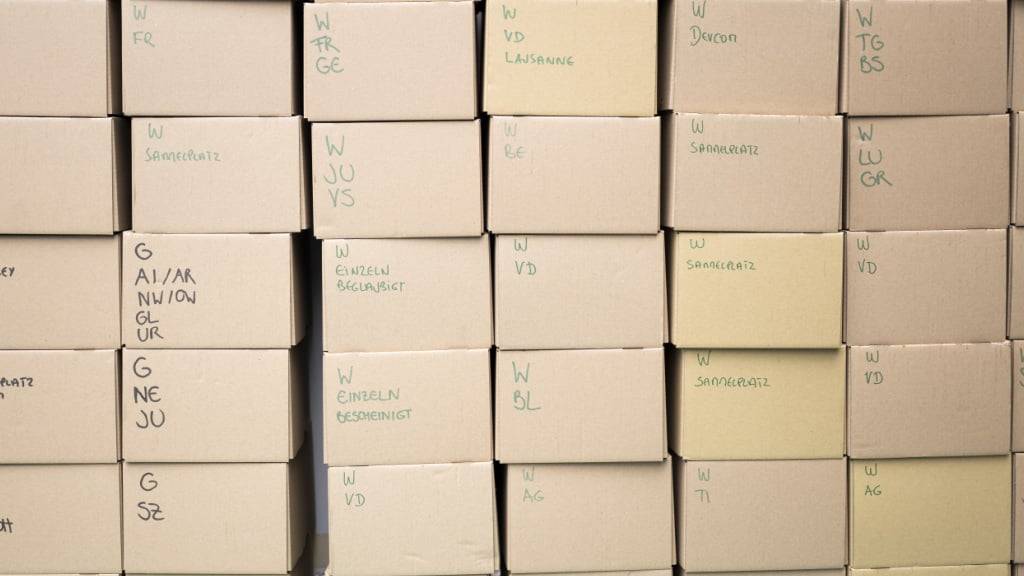 Für kommerzielle Unterschriftensammler wird die Luft dünner: Aufgetürmte Kartons für ein Volksbegehren vor der Bundeskanzlei. (Symbolbild)