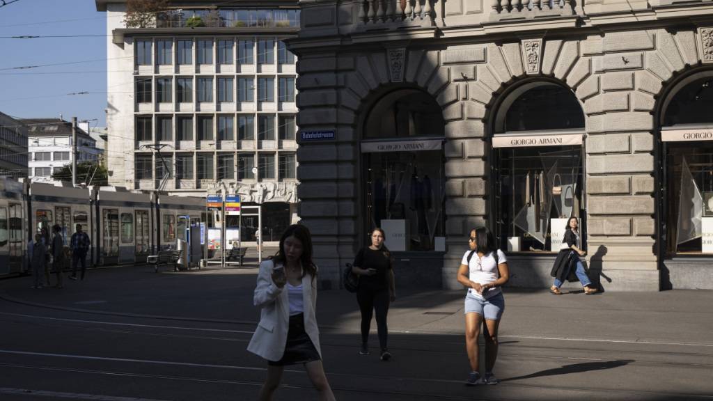 Mehr Grün für den Zürcher Paradeplatz: Die Stadt stellt in den kommenden Tagen rund 50 Jungbäume auf dem Paradeplatz und der Bahnhofstrasse auf. (Symbolbild)