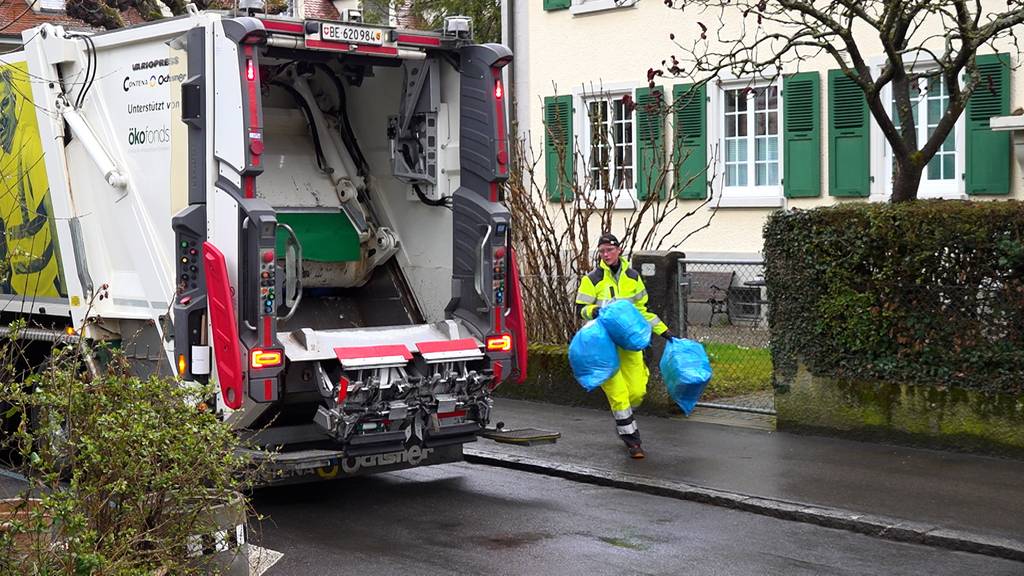 Eine Frau unter Müllmännern