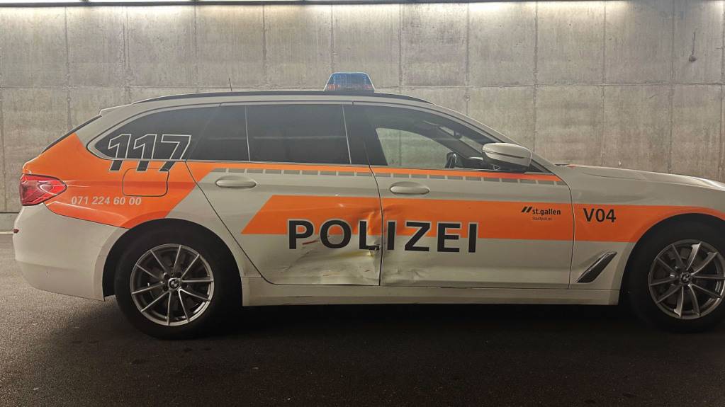 Ein Auto der Stadtpolizei wurde beschädigt. Verletzte gab es gemäss der Polizei keine.