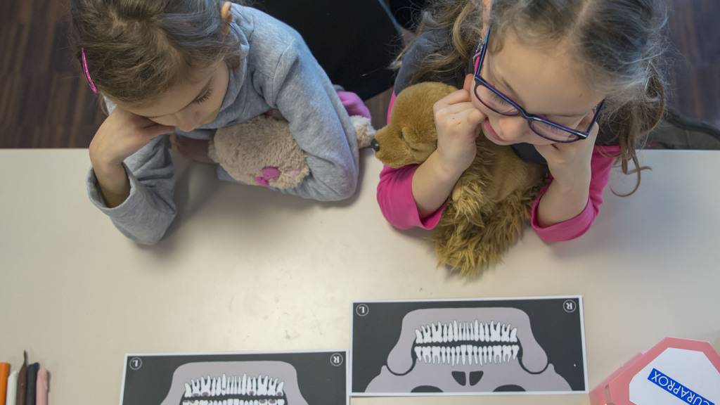 Untersucht wurde, wie viele kariöse, fehlende oder gefüllte Zähne die Kinder und Jugendliche haben. (Symbolbild)