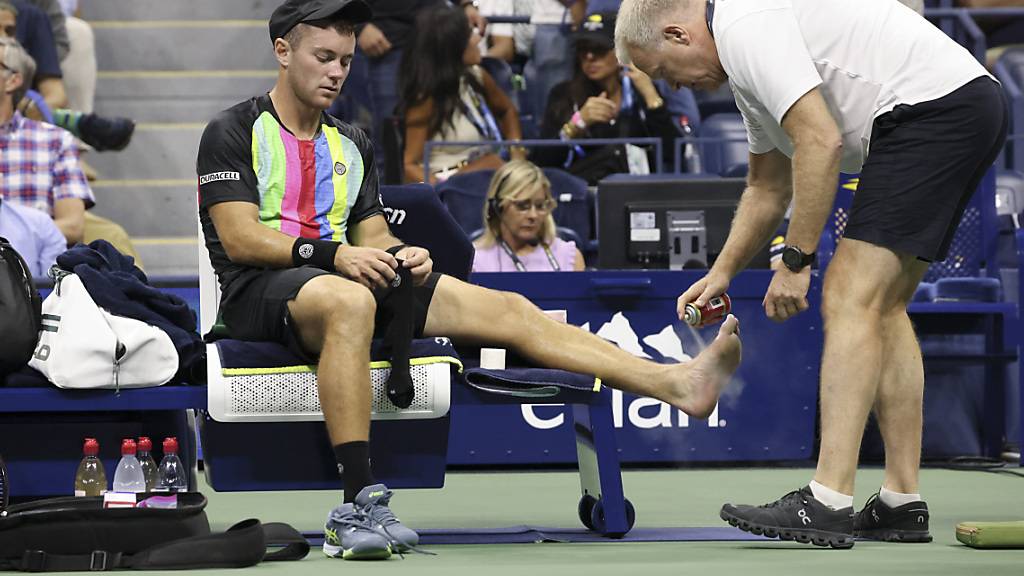 Riesiges Pech für Spieler und Zuschauer: Dominik Koepfer verletzt sich gegen Carlos Alcaraz gleich im ersten Game am Knöchel und muss in der Folge nach weniger als einer Stunde aufgeben