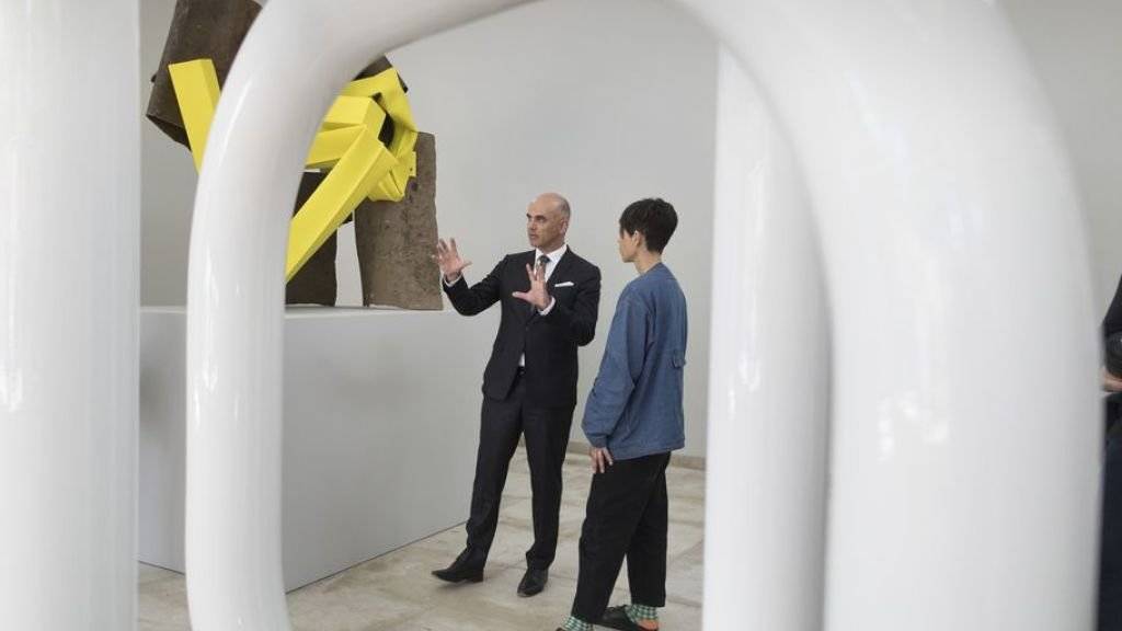 Innenminister Alain Berset unterhält sich im Schweizer Pavillon in Venedig mit der Künstlerin Carol Bove.