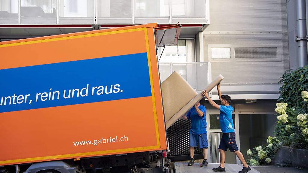 Die Zügelmänner von Gabriel Transport beim Zügeln einer Wohnung in der Stadt Luzern (Archivbild).