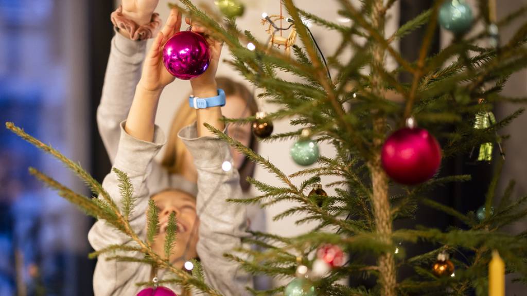 In Balgach SG ist bereits vor Heiligabend ein Christbaum in Brand geraten. (Symbolbild)