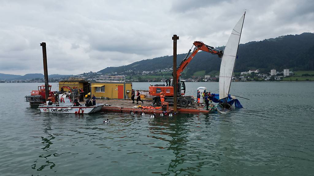 Das im Juni im Zugersee gesunkene Segelschiff konnte aus einer Tiefe von 80 Metern geborgen werden.