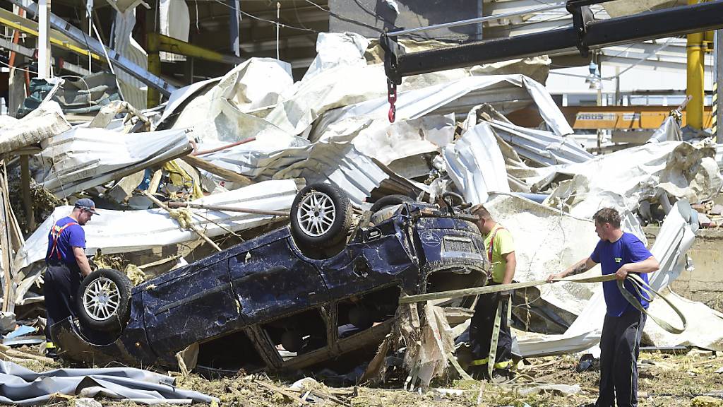 Gefährliche Aufräumarbeiten nach Tornado-Katastrophe in Tschechien