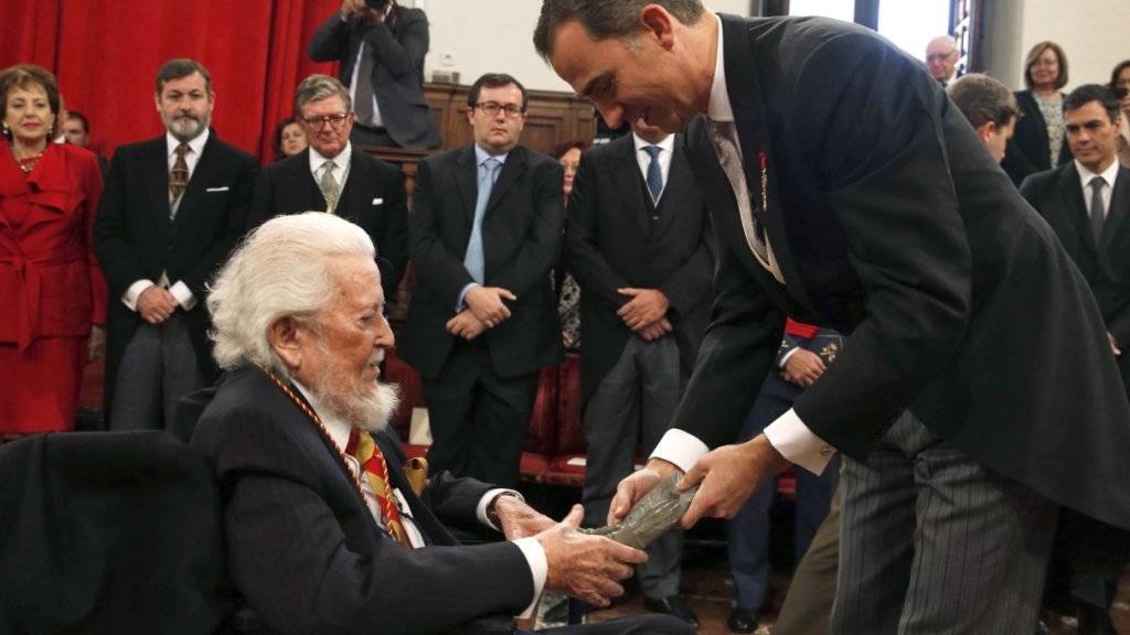 Spaniens König Felipe VI. (rechts) überreicht dem mexikanischen Schriftsteller Fernando del Paso den Premio Cervantes.