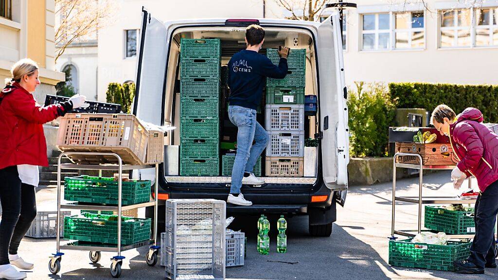 Dutzende Freiwillige engagieren sich für die Stiftung Schweizer Tafel und retten Tausende Tonnen nicht verkäufliche Lebensmittel vor dem Verfall.