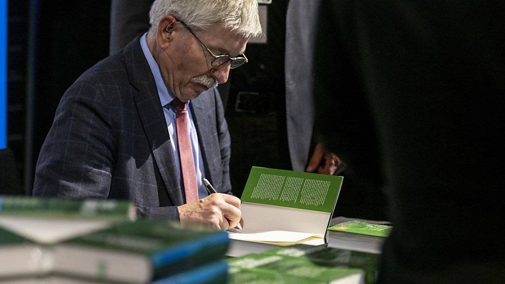 Soll bei den deutschen Sozialdemokraten rausfliegen: Thilo Sarrazin beim Signieren seines Buchs «Feindliche Übernahme». (Archivbild)