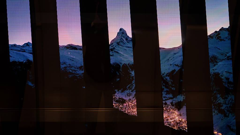 Das neue Tunnelkino am Flughafen Zürich zeigt alpine Aufnahmen.