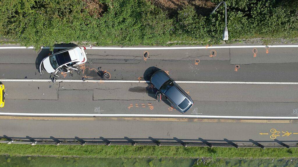 Bei dieser Kollision auf der Gegenfahrbahn der Artherstrasse in Zug verletzten sich drei Frauen erheblich.