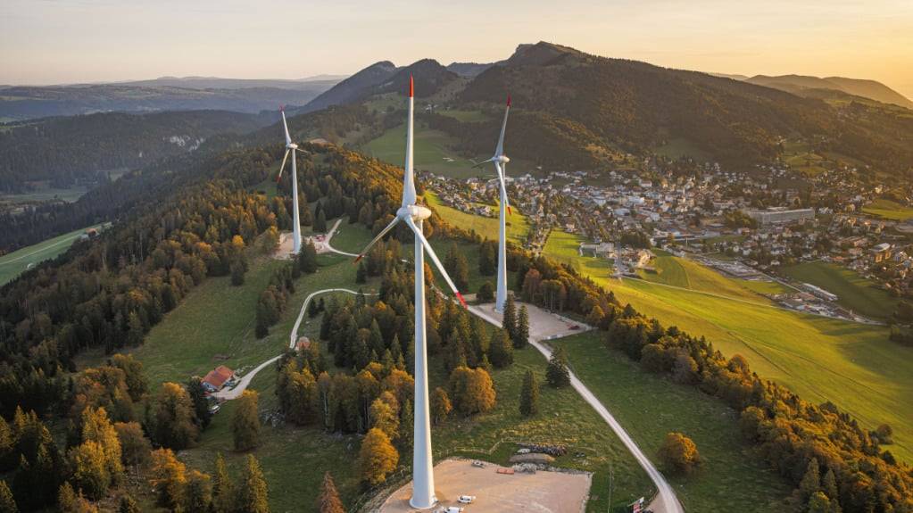 Romande Energie hat im vergangenen Halbjahr deutlich mehr investiert. Im Bild sind die Windkraftanlagen des Windparks Sainte-Croix des Westschweizer Energieunternehmens im Kanton Waadt zu sehen. (Archivbild)