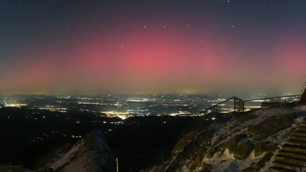 Polarlichter, wie sie die Webcam auf dem Säntis in der Nacht auf Montag aufgenommen hat.