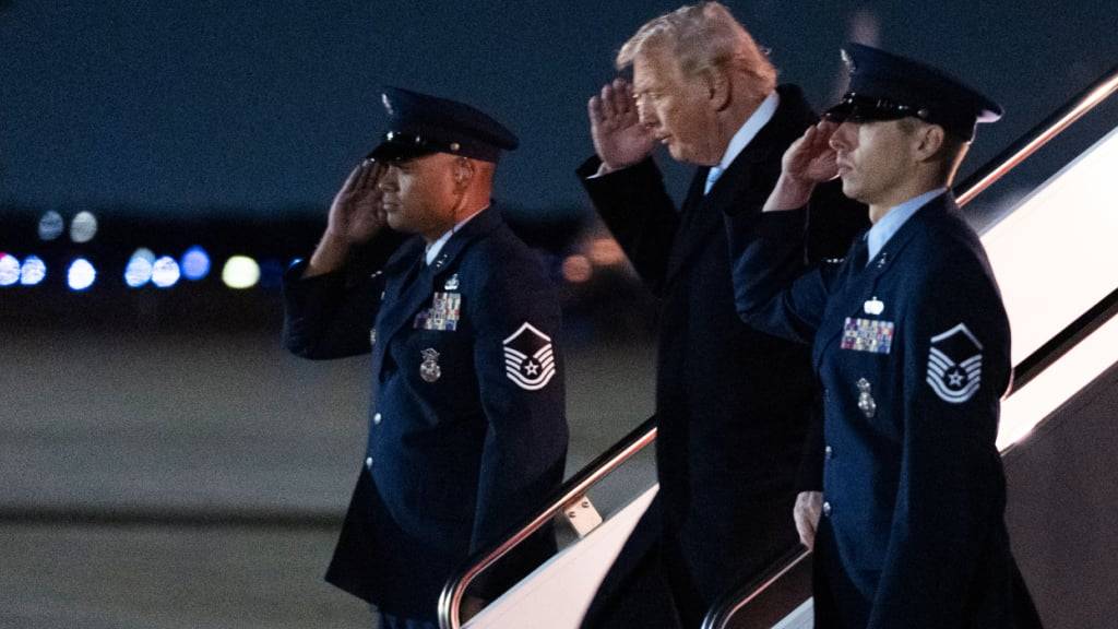 dpatopbilder - US-Präsident Donald Trump kommt mit der Air Force One auf dem Joint Base Andrews von einem Wochenendtrip zu seinem Anwesen Mar-a-Lago in Palm Beach, Florida, an. Foto: Manuel Balce Ceneta/AP/dpa