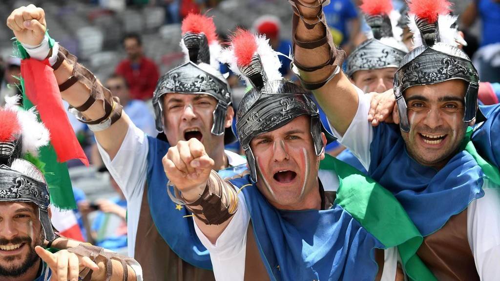Italienische Fans treten als Gladiatoren auf.