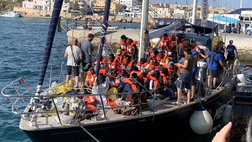 Flüchtlingsschiff im Hafen der italienischen Insel Lampedusa: Die Regierung will die Zahl der Plätze im Hotspot der Insel bis im nächsten Frühling auf rund 440 erhöhen. (Archivbild)