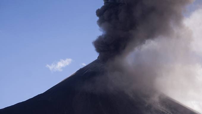 Vulkan Pacaya in Guatemala spuckt Lava und Asche
