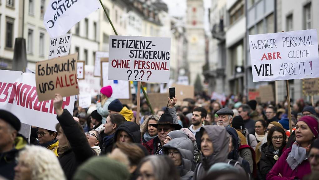 An mehreren Demonstrationen wurde gegen den Stellenabbau bei den St.Galler Spitälern protestiert.