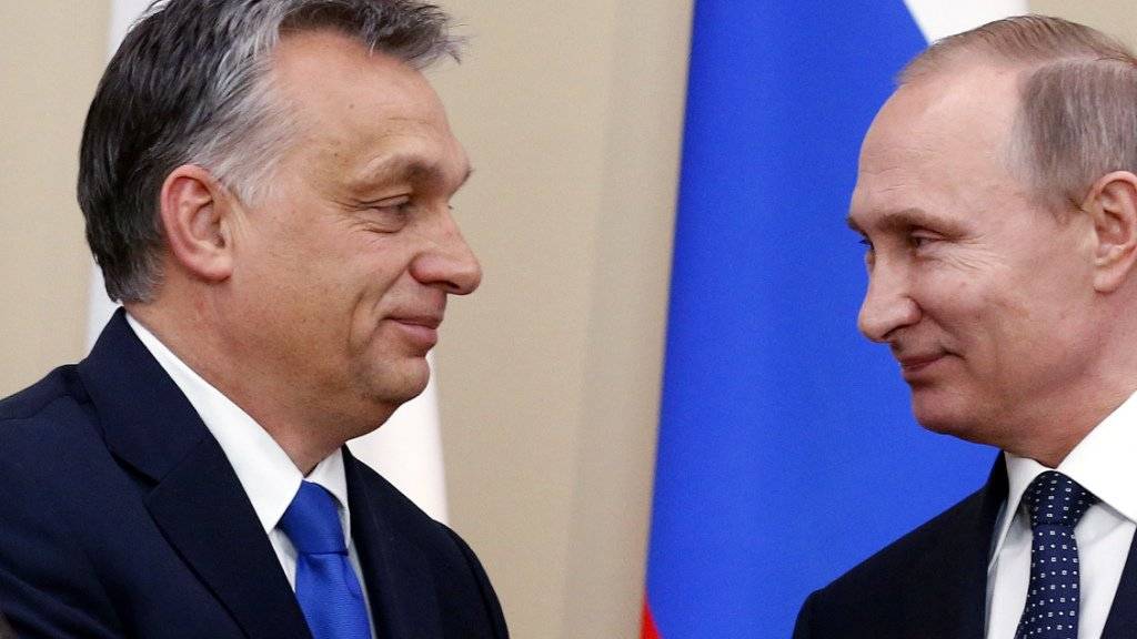 Der ungarische Regierungschef Viktor Orban (links) und der russischen Präsident Wladimir Putin (rechts) demonstrierten in Moskau gute Beziehungen.