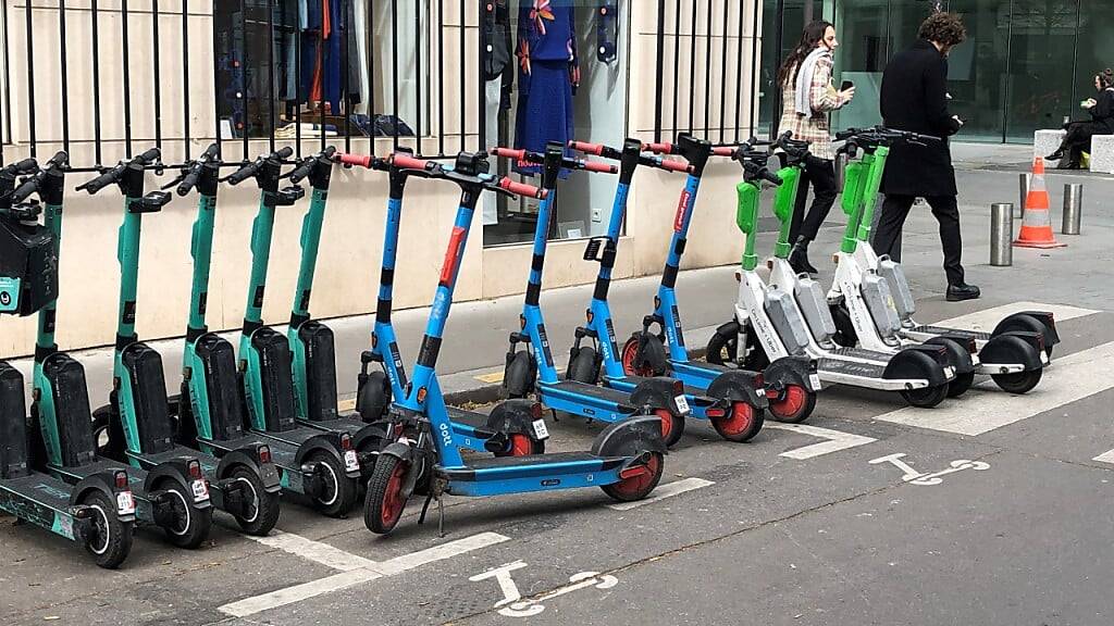 Künftig verboten: E-Scooter von drei verschiedenen Anbietern in Paris. Foto: Michael Evers/dpa