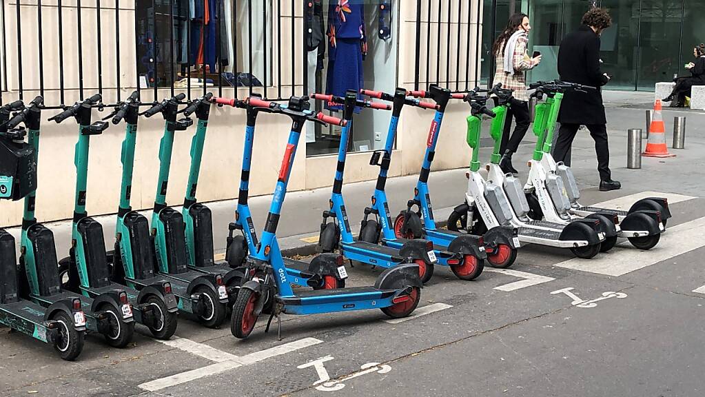 Künftig verboten: E-Scooter von drei verschiedenen Anbietern in Paris. Foto: Michael Evers/dpa