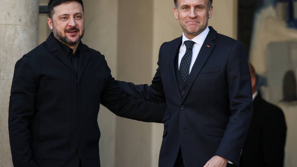 Der ukrainische Präsident Wolodymyr Selenskyj wird vom französischen Präsidenten Emmanuel Macron in Paris begrüßt. Foto: Thomas Padilla/AP/dpa
