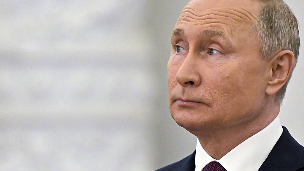 ARCHIV - Wladimir Putin, Präsident von Russland, hat ein Gesetz unterzeichnet, das Geschichtsfälschung verhindern soll. Foto: Yevgeny Odinokov/Pool Sputnik Kremlin/AP/dpa