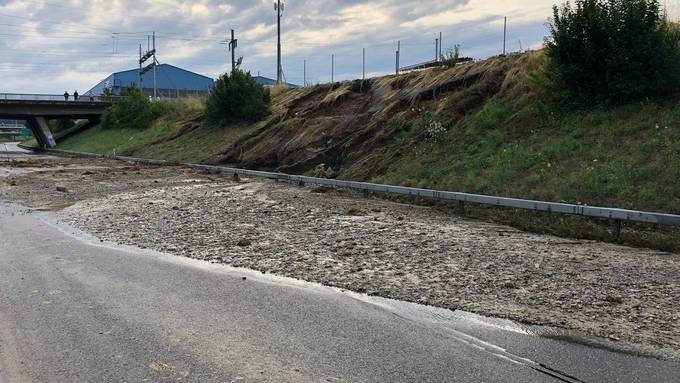 Autobahn A1 bei Wil unter Wasser