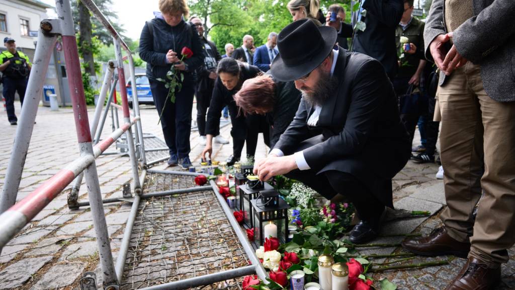 Yehuda Teichtal, Vorsitzender der Jüdischen Gemeinde Chabad Berlin, zündet bei einer Gedenkveranstaltung vor der Botschaft von Israel in Berlin, bei der den beiden getöteten Botschaftsmitarbeitern der israelischen Botschaft in Washington gedacht wird, eine Kerze an. Die beiden Mitarbeiter waren gestern in der Nähe des Jüdischen Museums in der US-Hauptstadt erschossen worden. Foto: Bernd von Jutrczenka/dpa