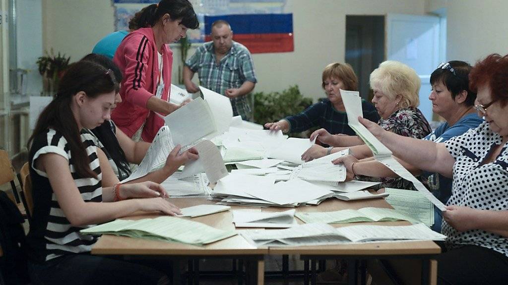 In Simferopol auf der Halbinsel Krim werden Stimmen ausgezählt.