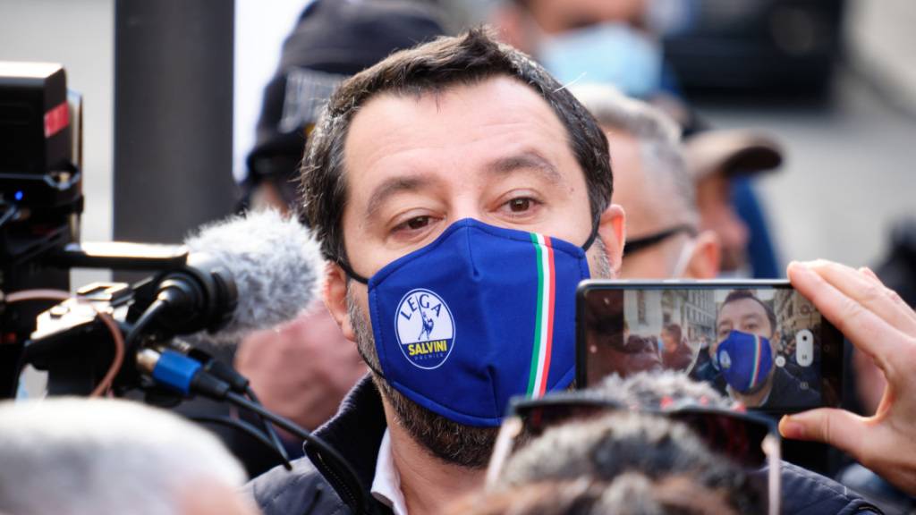 Matteo Salvini, Parteisekretär der Lega Nord, spricht mit Mund-Nasen-Schutz während einer Demonstration zu den Medien. Der Protest der Verbände der Händler und Gastronomen richtet sich gegen die Maßnahmen der Regierung und die fehlende Entschädigung während der Corona-Pandemie. Foto: Mauro Scrobogna/LaPresse via ZUMA Press/dpa
