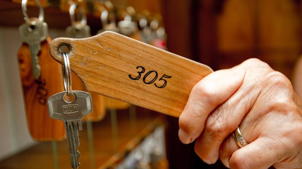 Für Übernachtungen in einem Hotel kann noch bis Ende 2031 ein tieferer Mehrwertsteuersatz verrechnet werden. Das hat das Parlament beschlossen. (Themenbild)