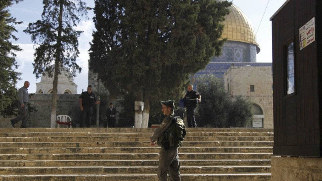 Israelische Polizisten bewachen den Eingang zur Al-Aksa-Moschee auf dem Tempelberg in der Jerusalemer Altstadt