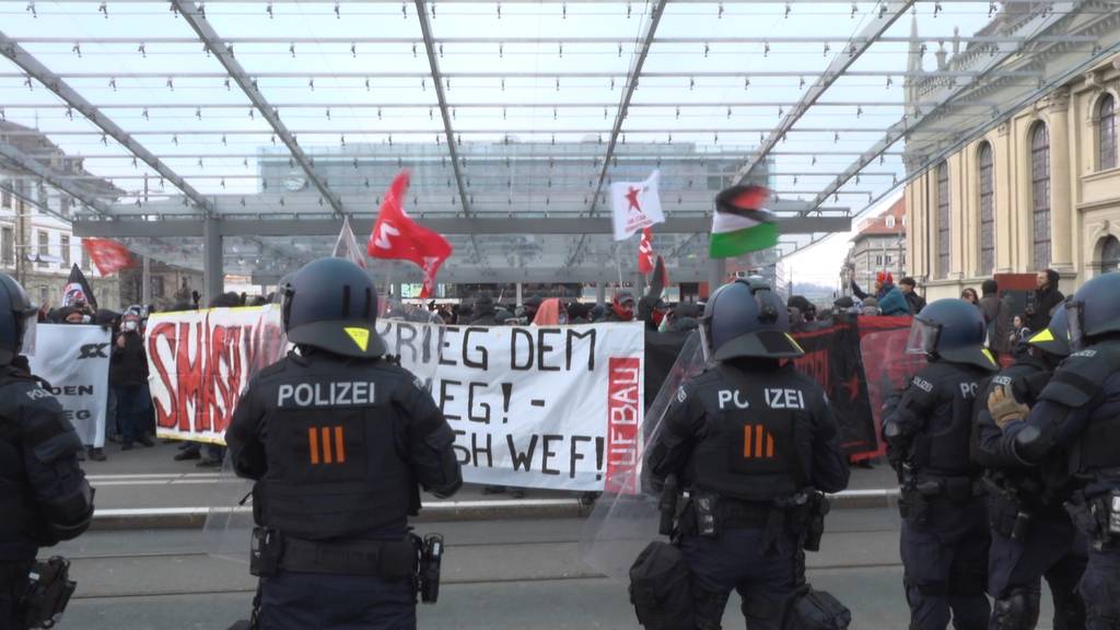 Anti-WEF-Demo in Bern: 200 Personen weggewiesen, drei Polizisten im Spital kontrolliert