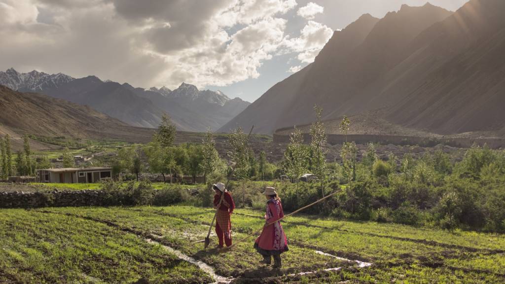 Zwei Frauen pflegen ihr Kartoffelfeld im Chipursan-Tal, Pakistan. Diese Region ist Teil des Indus-Einzugsgebiet, das laut Studie das am stärksten beanspruchte gletschergestützte Wassersystem der Welt ist. Erfahren Sie mehr unter natgeo.com/PerpetualPlanet.