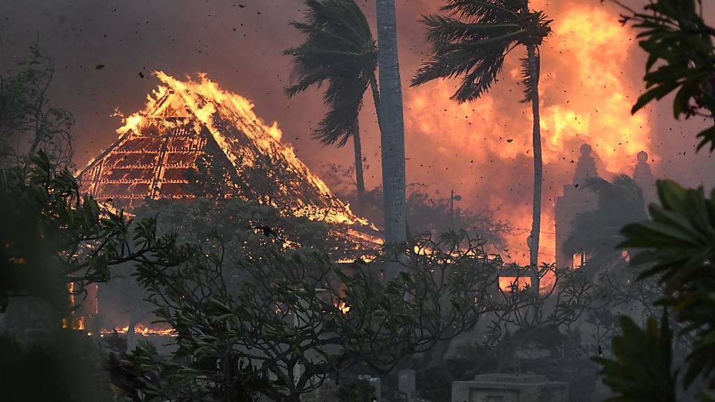 dpatopbilder - Die Halle der historischen Waiola Church in Lahaina und die nahe gelegene Lahaina Hongwanji Mission stehen am Dienstag, 8. August 2023, in Lahaina, Hawaii, in Flammen. Foto: Matthew Thayer/The Maui News via AP/dpa - ACHTUNG: Nur zur redaktionellen Verwendung und nur mit vollständiger Nennung des vorstehenden Credits