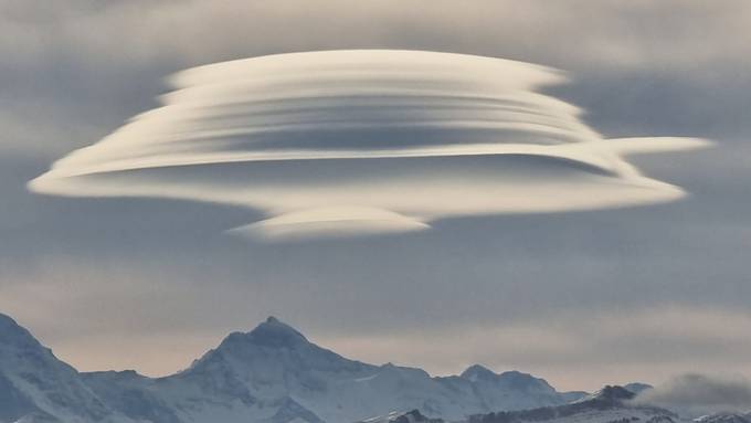 Ufo-Wolke kündigt Sturm an +++ Flugzeuge müssen in Zürich durchstarten