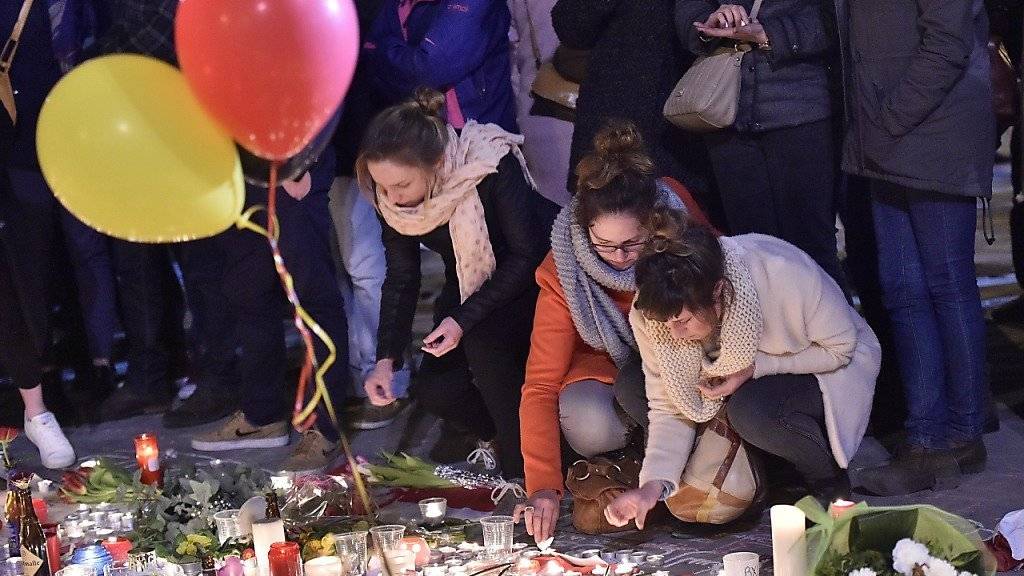 Trauernde zünden in Brüssel Kerzen für die Opfer der Anschläge an - laut neusten Erkenntnissen forderten die Anschläge 35 Todesopfer. (Archiv)