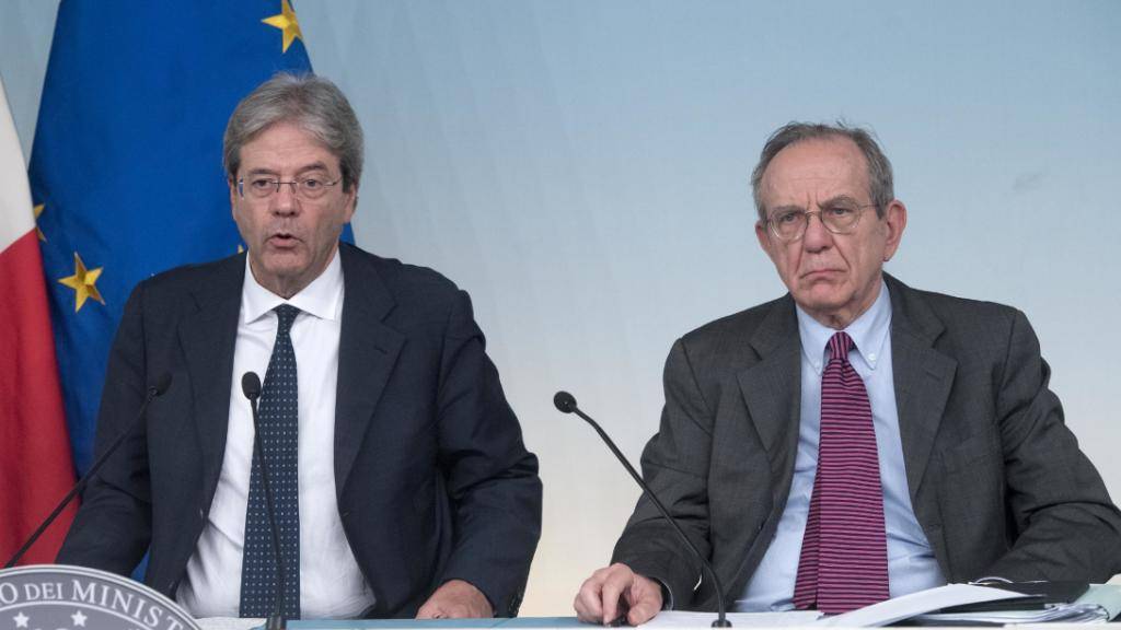 Regierungschef Paolo Gentiloni (l) und Finanzminister Pier Carlo Padoan stellen den Rettungsplan vor