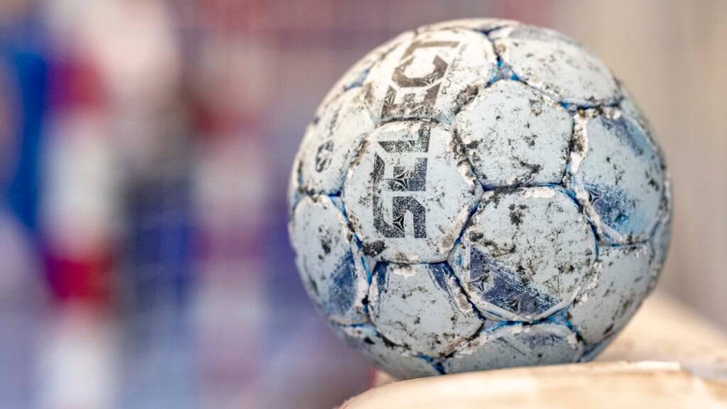 Die U18-Handballerinnen wissen mit dem Spielgerät umzugehen