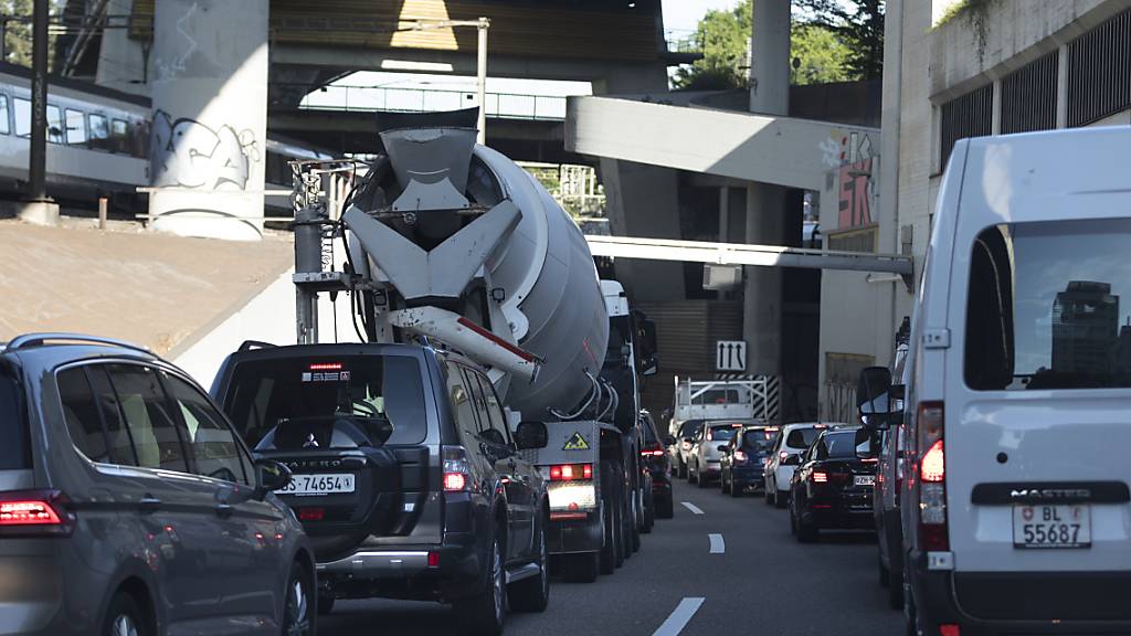 Im ersten Halbjahr 2023 sind knapp 124'000 neue Personenwagen in der Schweiz zugelassen worden. (Archivbild)