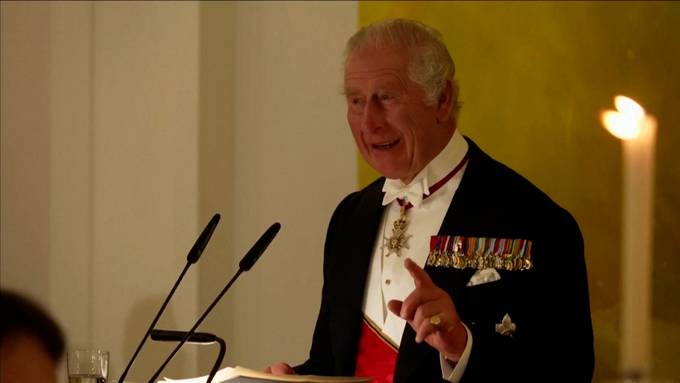 Kein «Dinner for one»: König Charles witzelt bei Staatsbesuch auf Deutsch