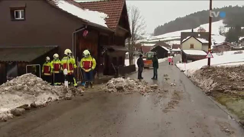 Gefahr von oben: Dachdecker räumen Schnee von den Dächern