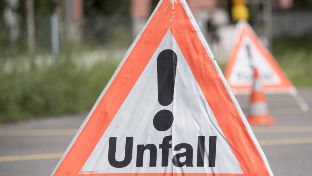 Ein 60-jähriger Velofahrer ist nach einem schweren Unfall am Dienstag in Wädenswil im Spital verstorben. (Symbolbild)