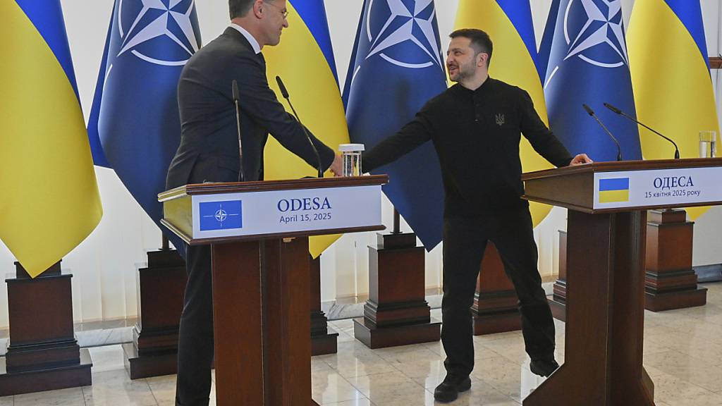 Nato-Generalsekretär Mark Rutte (l) und der ukrainische Präsident Wolodymyr Selenskyj. Foto: Michael Shtekel/AP/dpa
