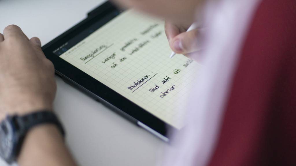 In den Klassenzimmern gehören digitale Geräte wie Tablets zum Schulalltag. (Symbolbild)