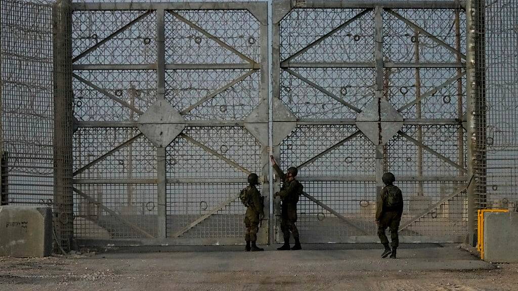 ARCHIV - Israelische Soldaten schließen das Tor des Grenzübergangs Erez, nachdem Lastwagen mit humanitärer Hilfe in den Gazastreifen gefahren sind. Foto: Tsafrir Abayov/AP/dpa